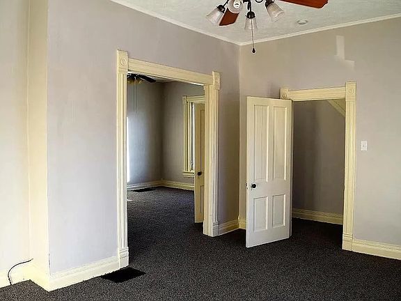3rd image of 910 Avenue B