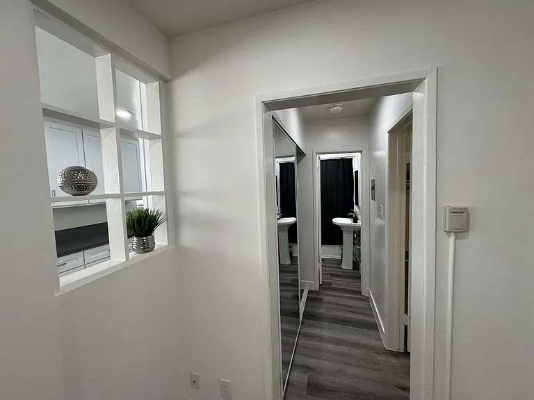 4854-4860 Hazeltine Apartments — Photo 21