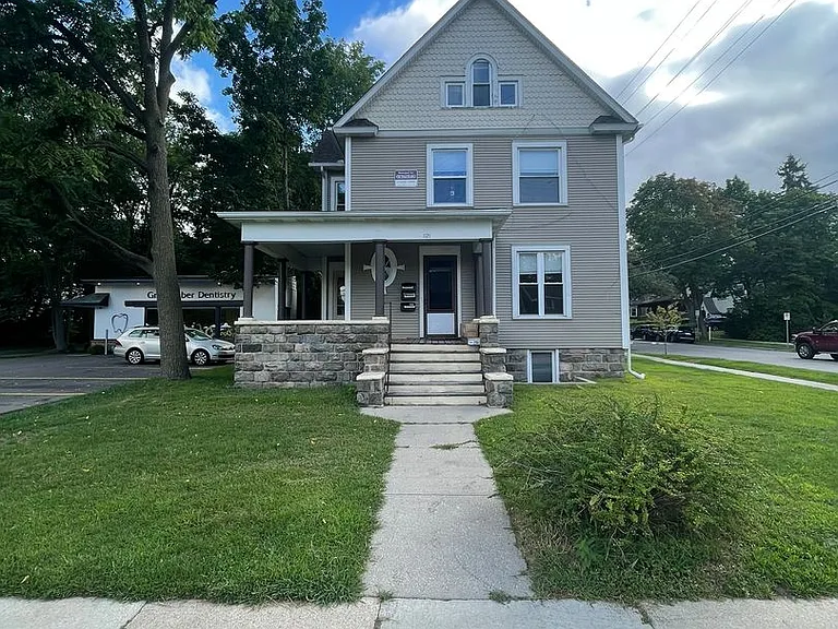 1121 Packard St — Photo 2