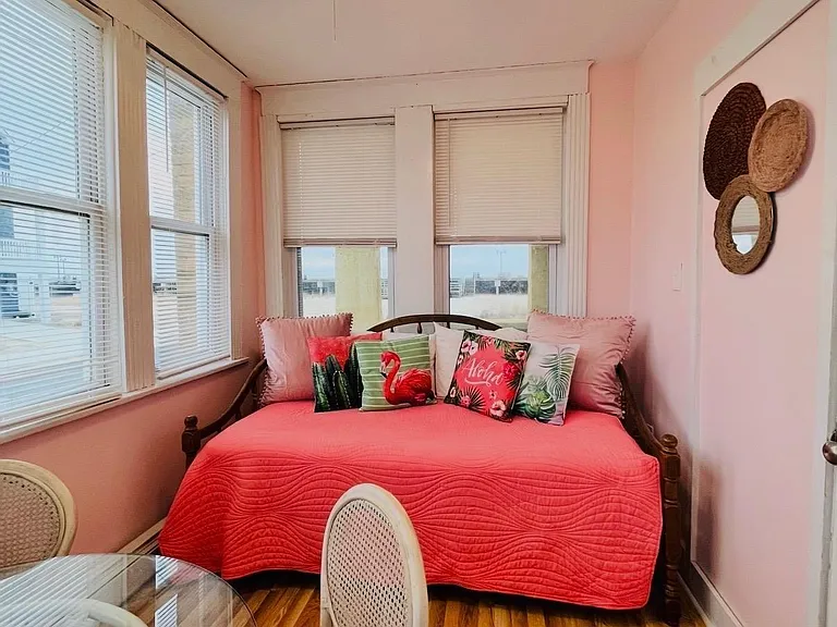 122 Dewey Pl — Photo 16