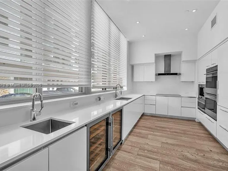9501 Collins Ave #Townhouse 1 — Photo 21