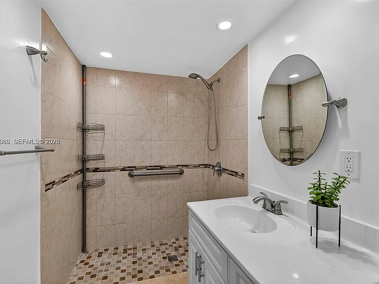908 Twin Lakes Dr #8-C — Photo 9