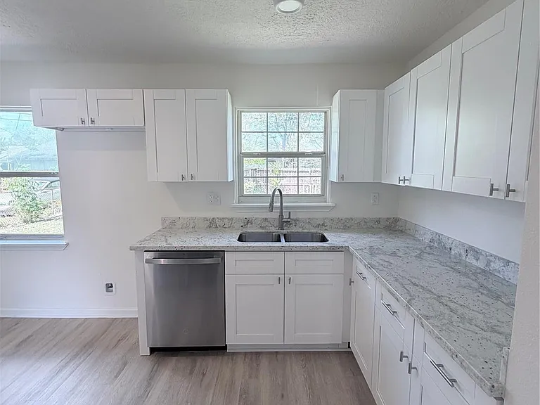 404 Elaine St — Photo 14