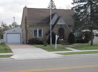 908 S Division St, New London, WI 54961