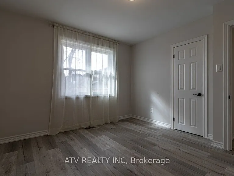 1064 Eastmount Ave E — Photo 7