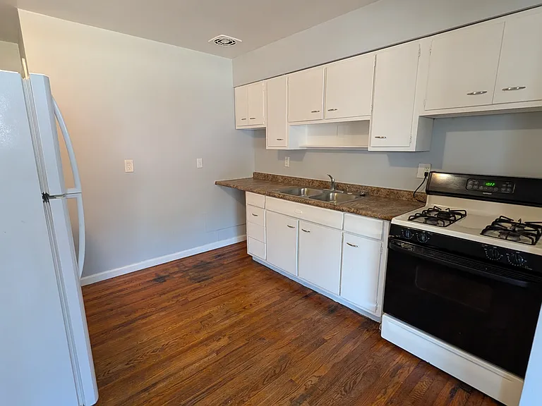 122 Clinton Springs Ave #3 — Photo 8
