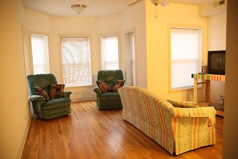 1st image of 915 E 54th St APT 105
