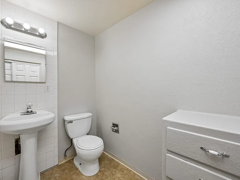 Kimberly Apartments — Photo 20
