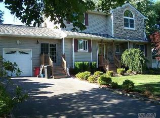 25 E Sycamore St, Central Islip, NY 11722