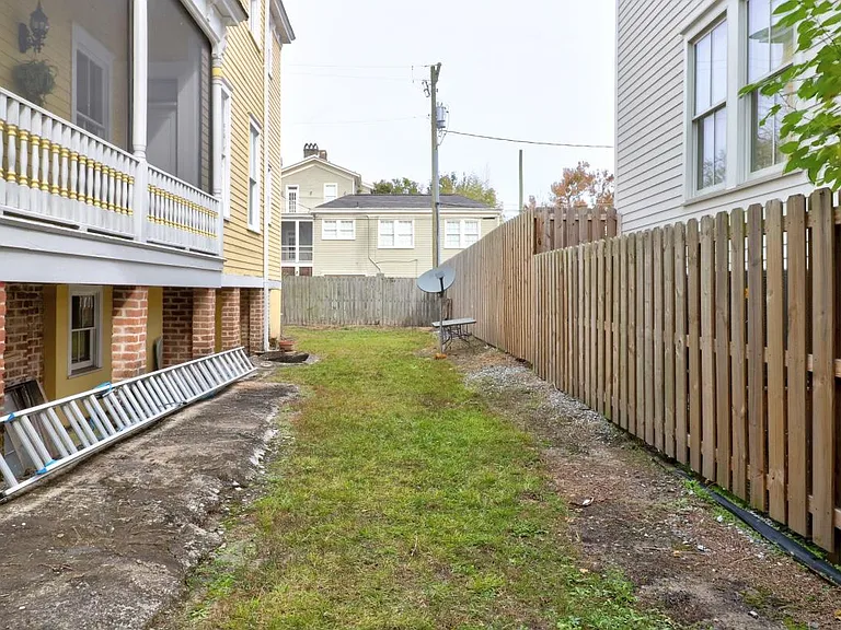 208 W Waldburg St #A — Photo 4
