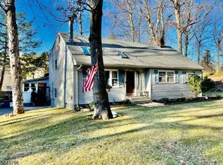2 Redmens Dr, Oak Ridge, NJ 07438