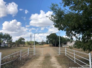 866 County Road 6610, Devine, TX 78016