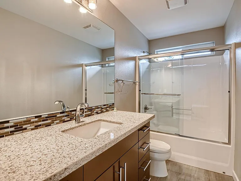 1225 NE Holland St — Photo 13