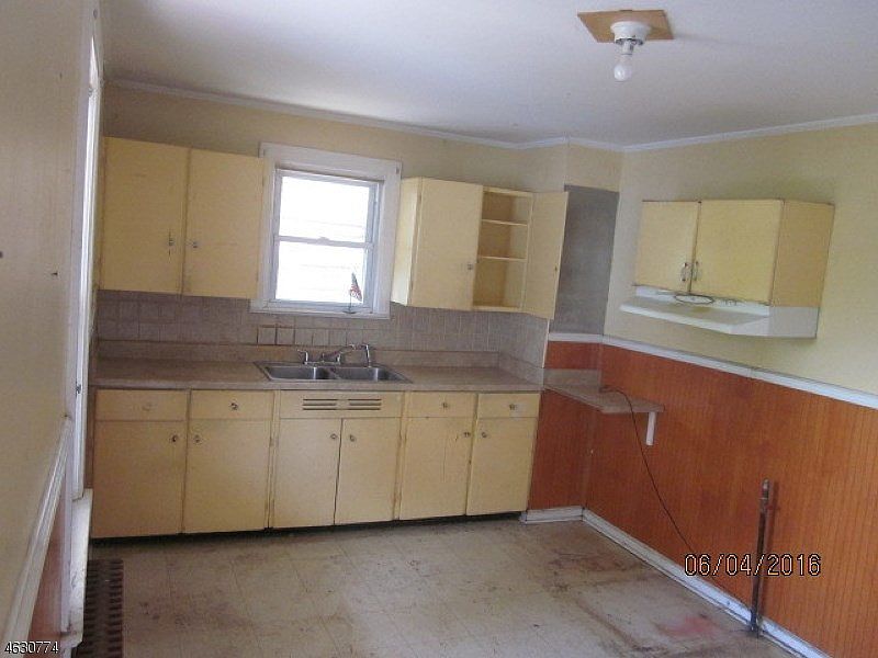 2nd image of 609 Brooks Blvd