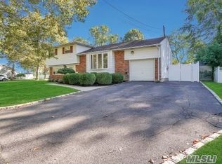 1 Windward Ln, Commack, NY 11725