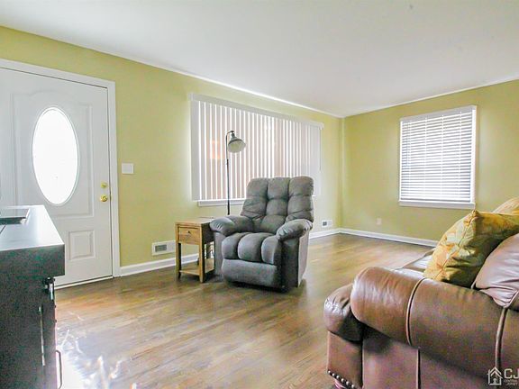 3rd image of 190 Dartmouth St