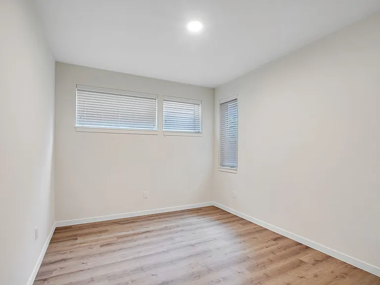 Ellie Jean Apartments — Photo 25