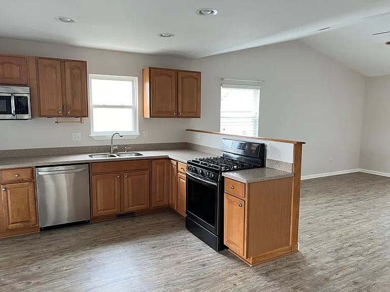 342 Greenwood St — Photo 2