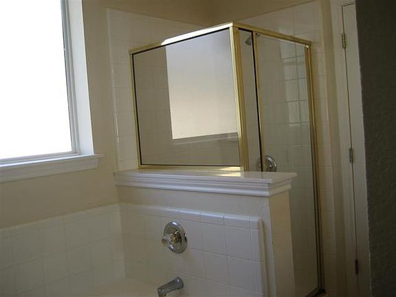 5th image of 2222 Thoroughbred Dr
