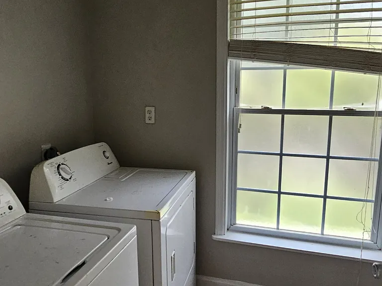 223 Richardson Ave — Photo 6
