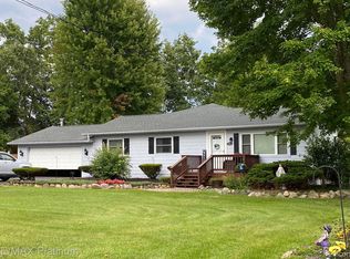 1560 Shoreline Dr, Hartland, MI