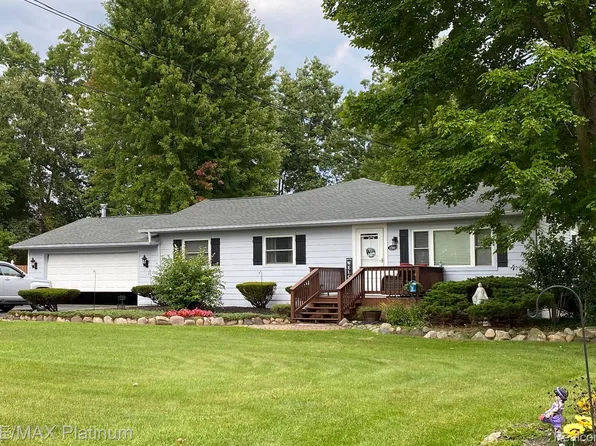 1560 Shoreline Dr, Hartland, MI 48353