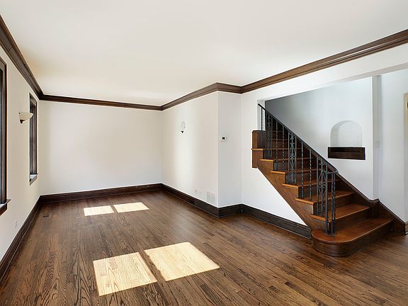 4th image of 2427 Birchwood Ln