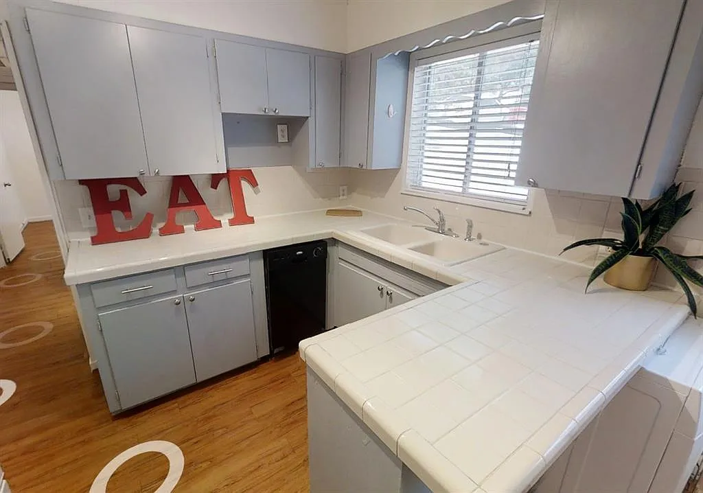 2 bed, 1.0 bath, 830 sqft, $1,300 — Photo 4