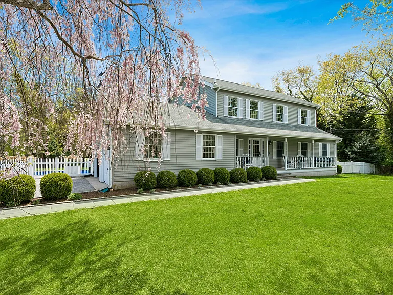 2 Tracy Dr — Photo 2