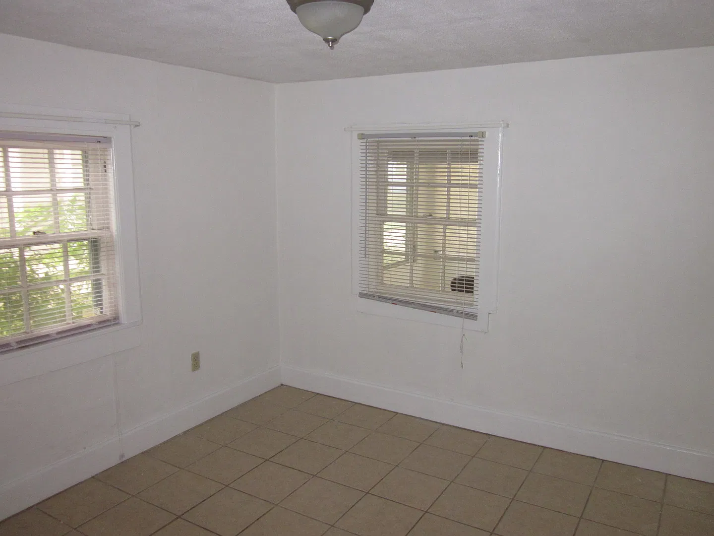 2 Bed/1 Bath Duplex Close to Campus on NW 11th Street — Photo 2