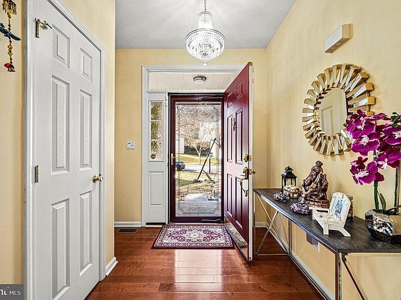5th image of 635 Sunderland Ave