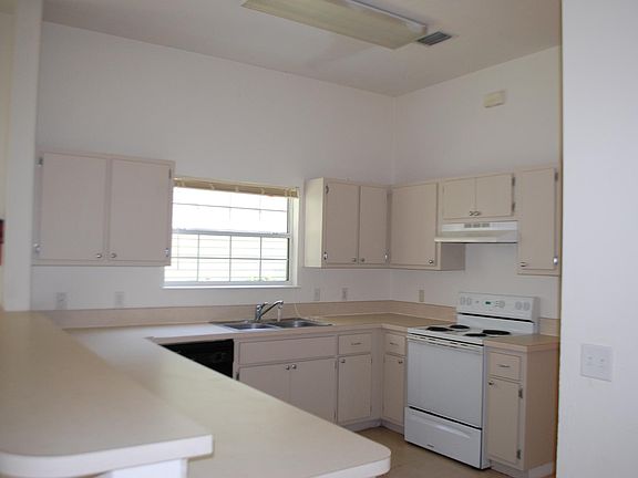 Large Kitchen with pantry