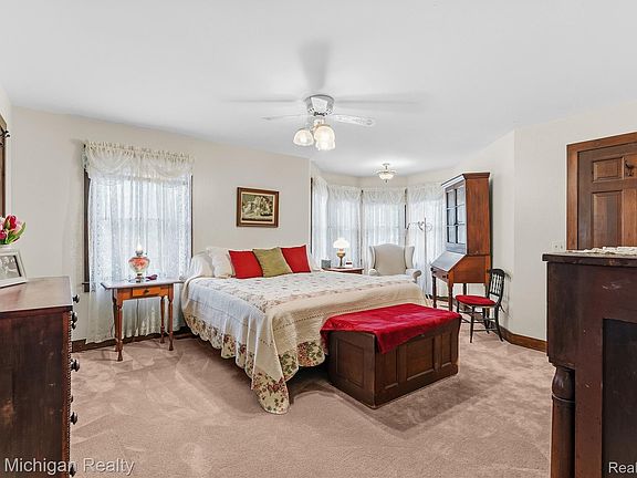 5th image of 445 Crystal St