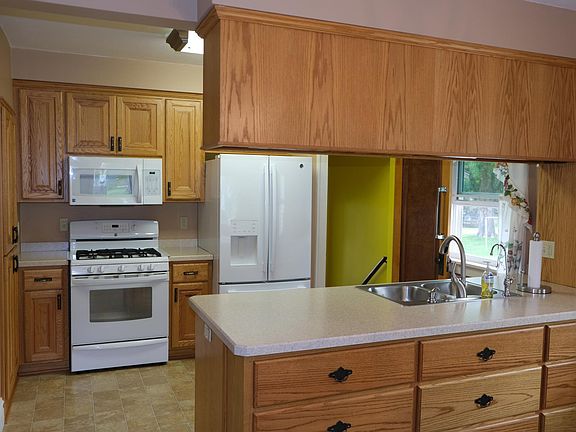 4th image of 320 Church St W