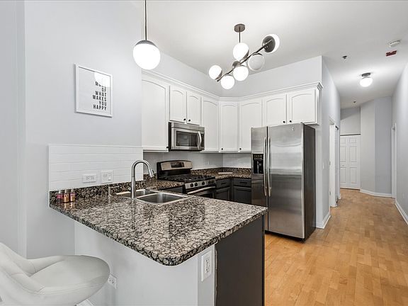 2nd image of 8 W Monroe St APT 807