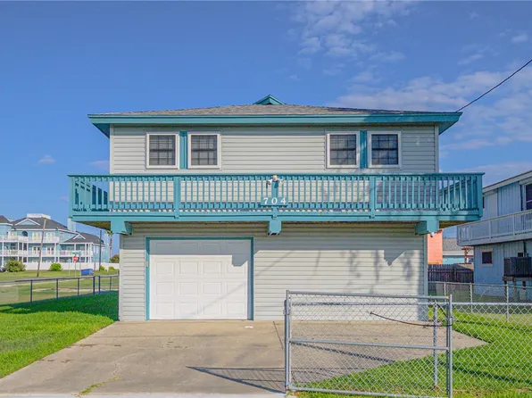 704 S Magnolia St, Rockport, TX 78382