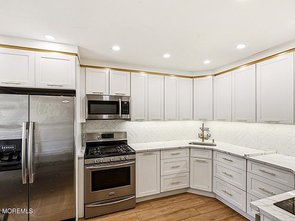 5th image of 549 Woodbine Lane