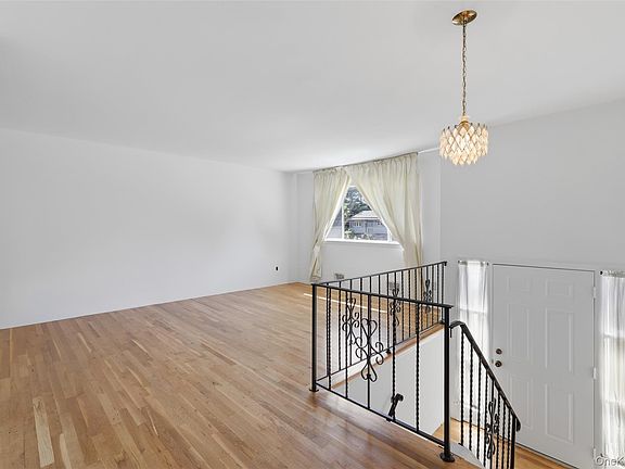 4th image of 94 Babylon Avenue