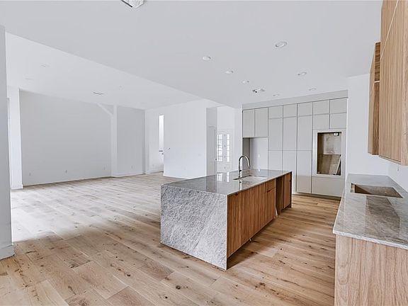 4th image of 1122 DINGENS AVENUE