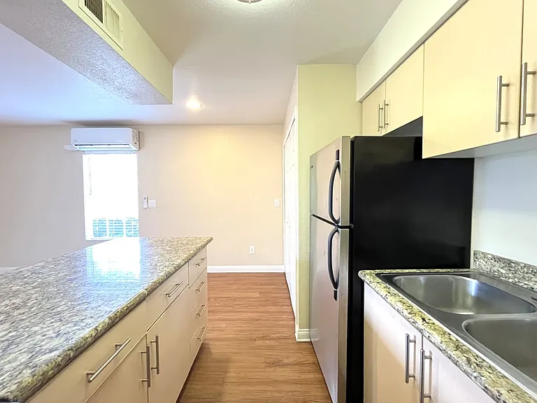 2160 Highpointe Dr #112 — Photo 7