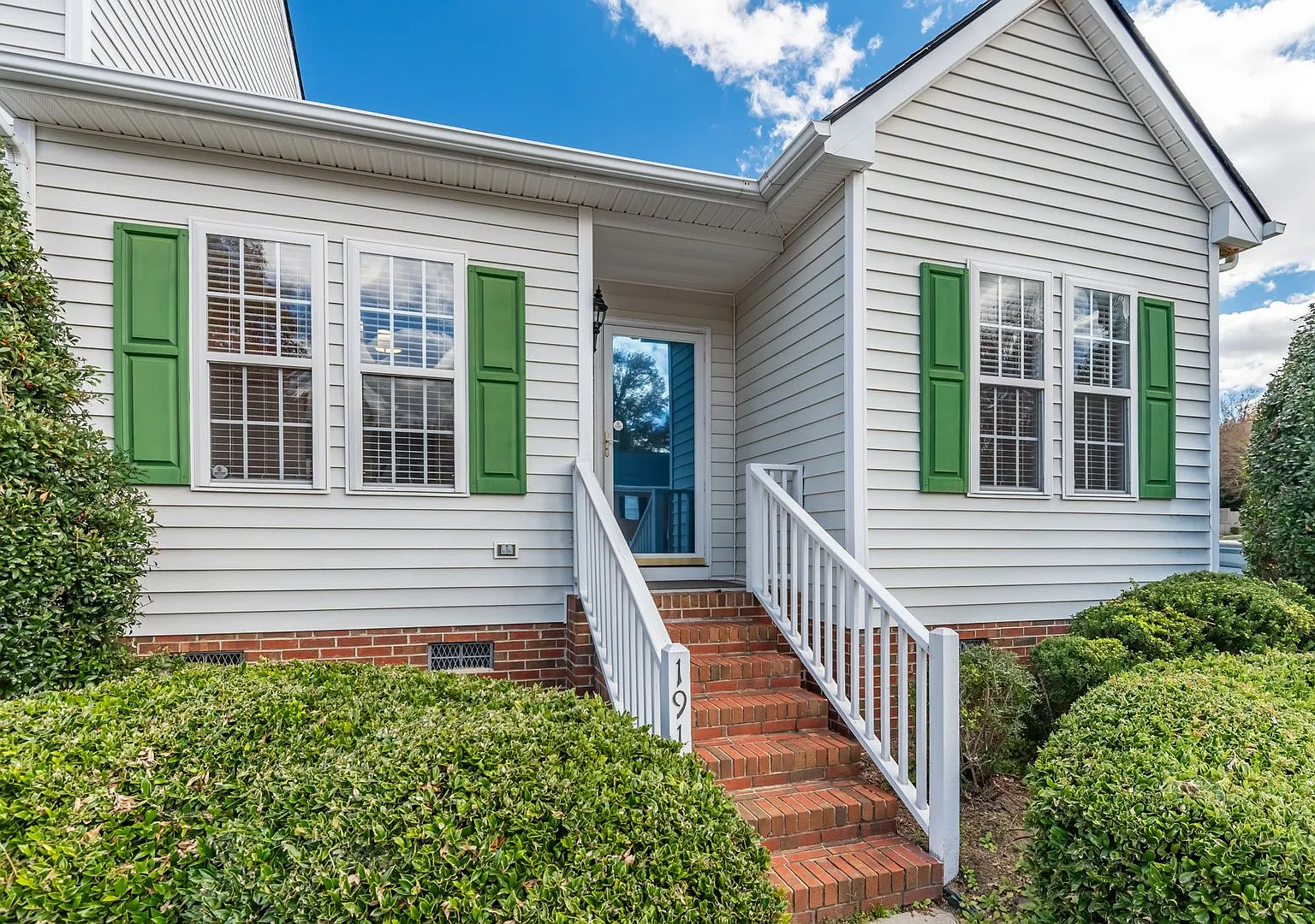 Cute 2 Bedroom Ranch Townhome - With Covered Deck and Fenced in Yard! Fuquay Varina - Available Now! — Photo 2