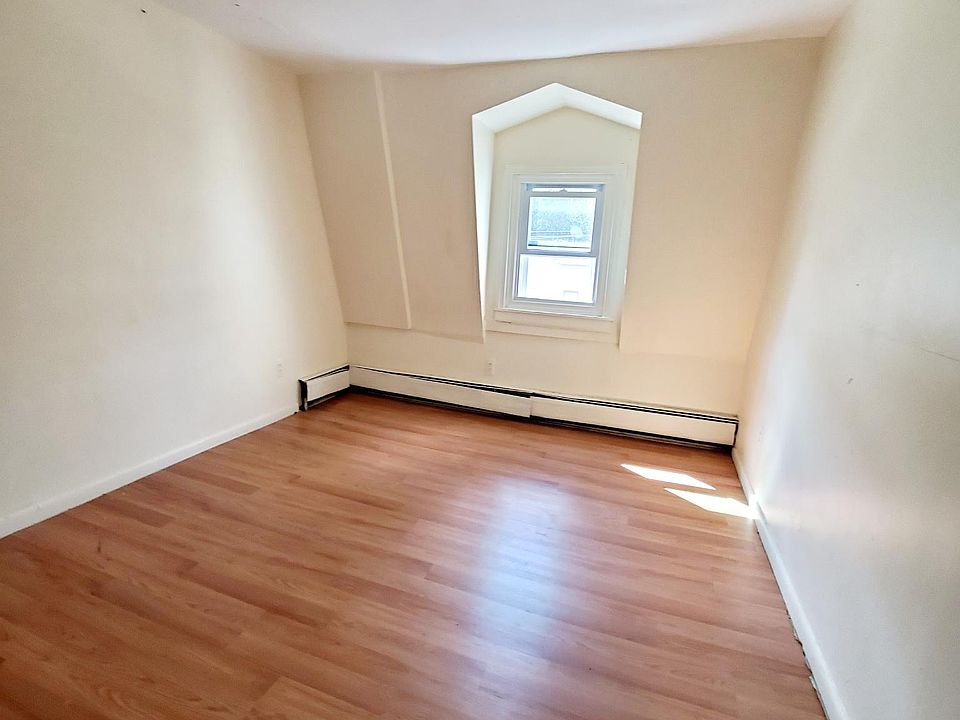 2nd image of 522 Mercer St APT 3
