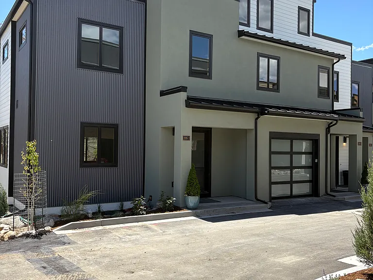 205 Two Rivers Rd #I — Photo 1