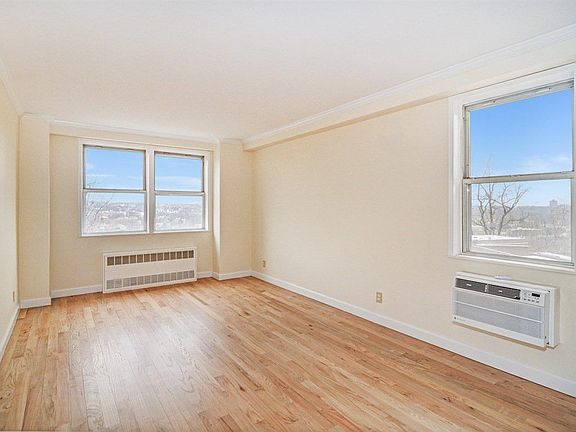 5th image of 5900 Arlington Ave APT 2C