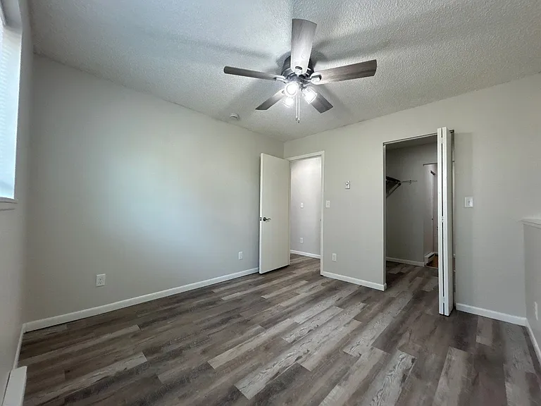 906 E E St — Photo 9