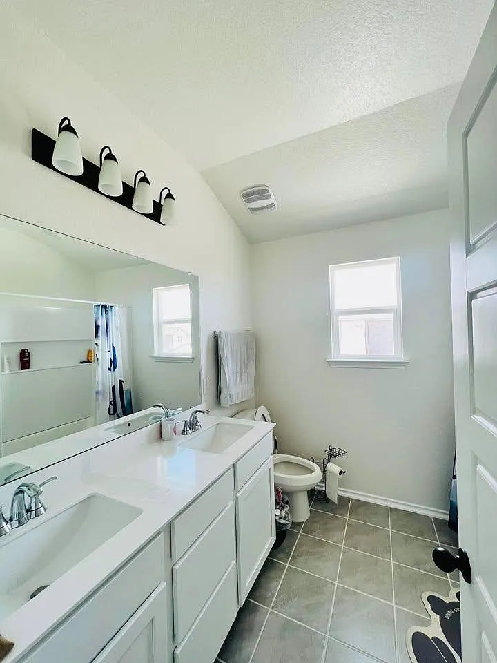 4 bed, 3.0 bath, 2708 sqft, $1,048 — Photo 2