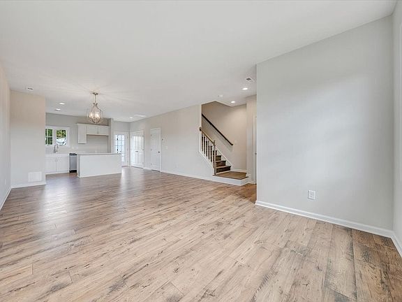 5th image of 2082 Kyles Way