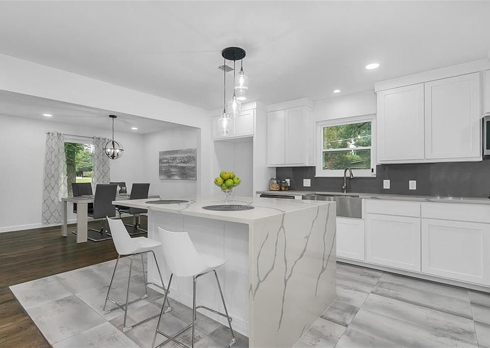 1st image of 10434 Lake Gardens Dr