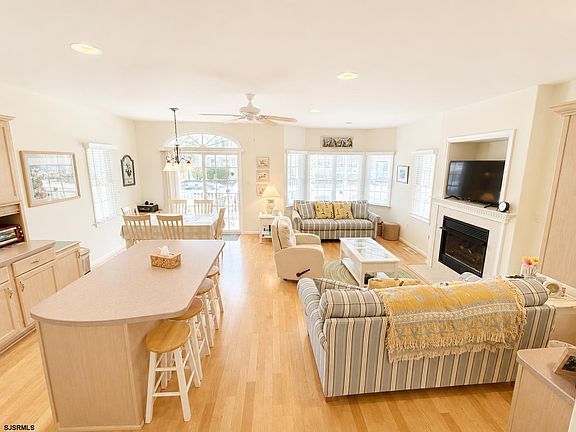 3rd image of 3832 Asbury Ave 1-floor 1