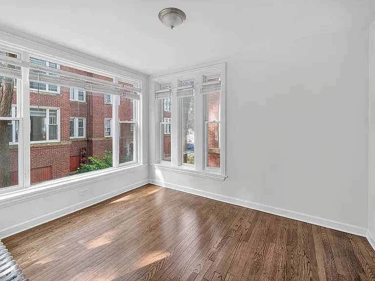 6565 N. Lakewood Renovated Rogers Park Apartments — Photo 11